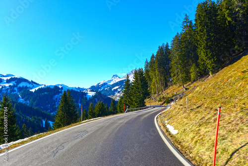 Canvastavla Bergabfahrt auf der Jaunpassstrasse mit spektakulärem Blick auf die markanten Ga