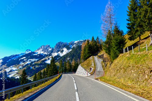 Foto Bergabfahrt auf der Jaunpassstrasse mit spektakulärem Blick auf die markanten Ga