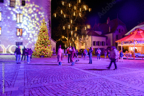 Foto Festliche Lichtprojektion auf das Schloss Nyon bei Nacht mit geschmücktem Weihna