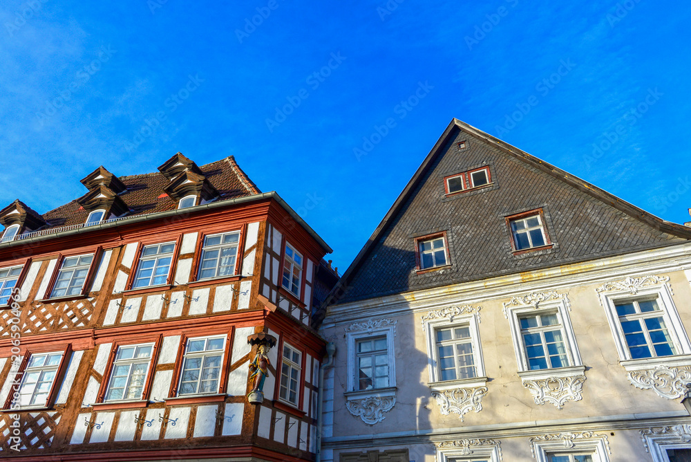 Obraz premium Historisches Fachwerkhaus und Sandsteingebäude in Kronach in Bayern