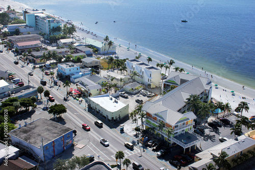 Foto Aerial view of Fort Myers Beach Florida USA showing hotels businesses and beachgoers along the coastline before Hurricane Ian caused widespread destruction in 2022