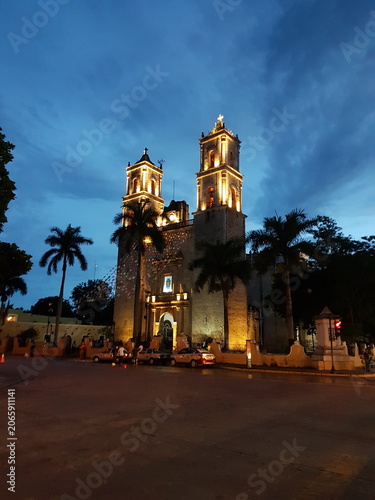 Bild auf Leinwand La cathédrale de San Servacio de Valladolid au crépuscule (péninsule du Yucatan,