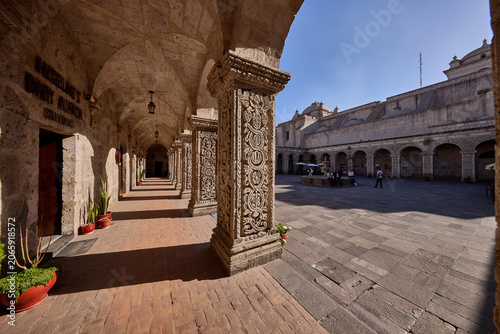 Fotografia the Claustros de la Compañía unfold here in a vaulted colonial corridor where four centuries of religious history live quietly in every chiseled surface