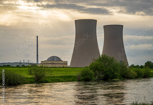Foto The Grohnde Nuclear Power Plant features impressive cooling towers and reactor d