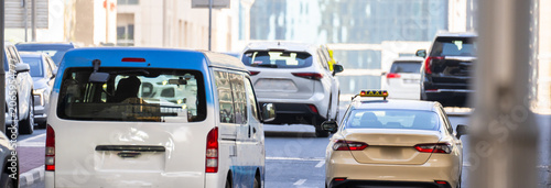 фотографія Heavy urban traffic congestion during weekday rush hours, with long queues of vehicles, illustrating commuting delays, city infrastructure pressure, and daily transportation challenges