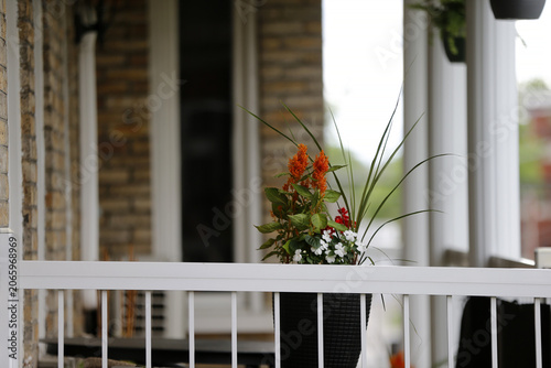 Foto Un pot de fleurs sur la table extérieure d'un balcon d'appartement