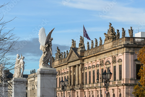 Foto Zeughaus and Angel Sculpture, Unter den Linden, Berlin