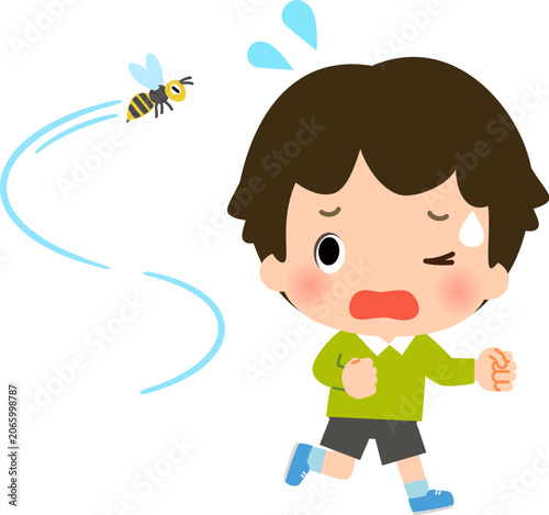 Foto 蜂を怖がって逃げる男の子