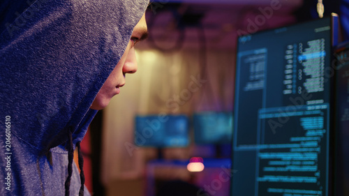 Foto Extreme on hacker in graffiti painted hideout focused on developing spyware software, using it to gather information from users computers without their knowledge