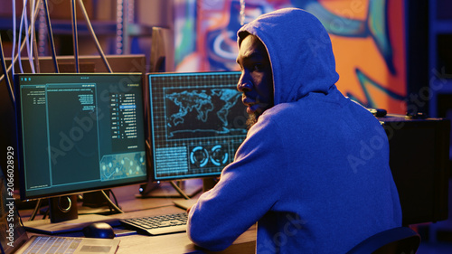 Foto African American spy doing international espionage warfare on other countries for his government, anxiously looking around hideout to not het caught, wary of being uncovered