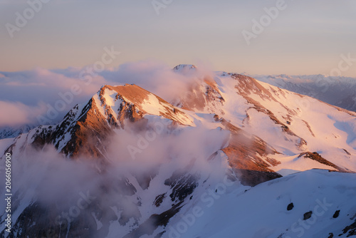 残雪の山の風景