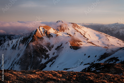 残雪の山の風景