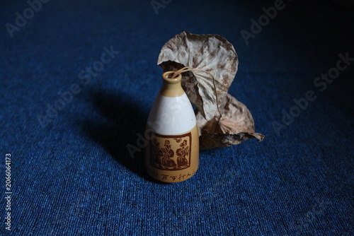 Foto Withered Lotus Leaf Inserted into a Bottle