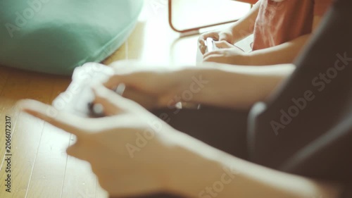 ゲームをする親子