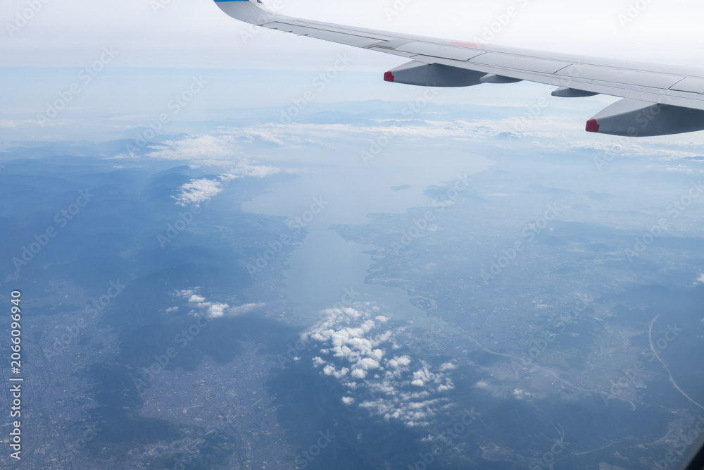 Fototapeta premium 飛行機の窓から見たとても美しい日本の風景