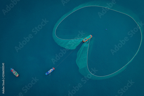 Фотография Aerial view of fishing boats using purse seine nets to catch anchovies in the coastal waters of Tuy An, Phu Yen, Vietnam