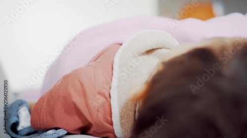 ソファで寝ている男の子