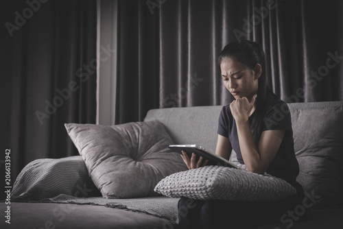 Fotografía Sadness and isolation fill the scene as a woman struggles with depression, anxiety, trauma, and emotional wounds caused by domestic violence