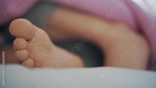 ソファで寝ている男の子