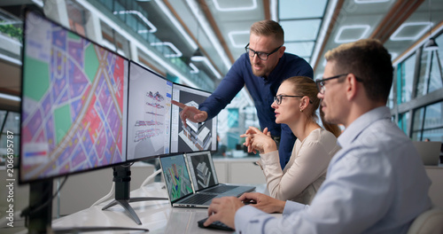 Foto Three Professionals Discuss Local City Planning Using BIM
