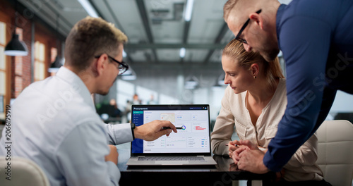 Fotografie Procurement Manager Guiding Diverse Team Using Laptops