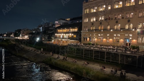 京都 鴨川の夜の風景　床 風物詩