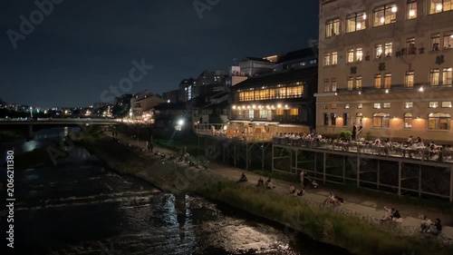 京都 鴨川の夜の風景　床 風物詩