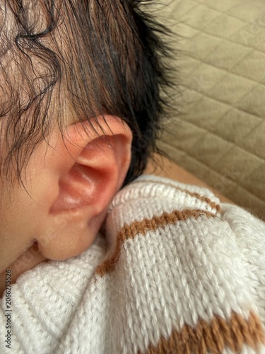 Tableau sur toile Gros plan sur l’oreille d’un bébé aux cheveux bruns – douceur et innocence