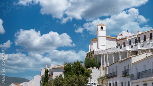 Tableau sur toile Campanario de la capilla de san Juan Letran en lo alto del pueblo blanco de Zaha