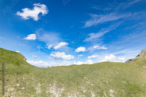 Foto Hiker on Barbarossa ridge, Bergamo Alps in the summer season