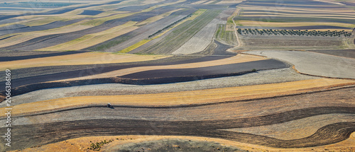 Valokuva Panoramic elevated view of fallow cereal fields in La Sagra, Toledo, Spain, with dark plots fertilized with wastewater treatment sludge
