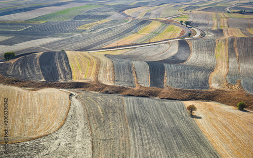 Foto Panoramic elevated view of fallow cereal fields in La Sagra, Toledo, Spain, with dark plots fertilized with wastewater treatment sludge