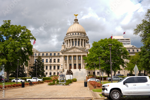 Fotografía Mississippi State Capitol building from street level with vehicles trees and dra