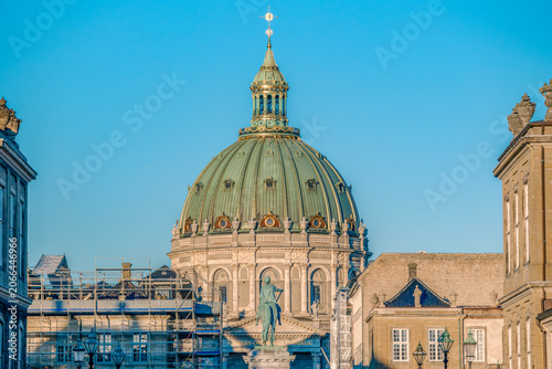 Fotografie Marble Church (Frederiks Kirke) Dome From Amalienborg Palace With King Frederik