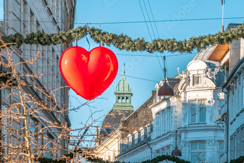 Foto Street Christmas Red Heart Decoration, Historical Facades, Copenhagen, Denmark,