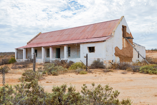 Obraz na plátne Abandoned, derelict old colonial farmstead in arid region