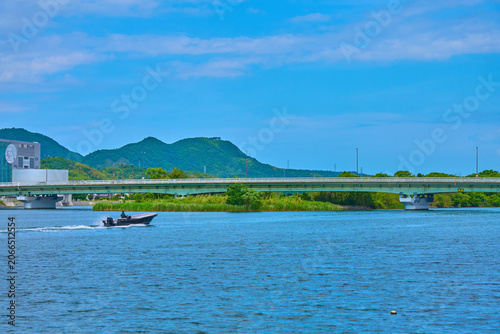 Foto 春の島根県松江市御手船場町(おてせんばちょう)からくにびき大橋方面(嵩山,和久羅山など)を見る