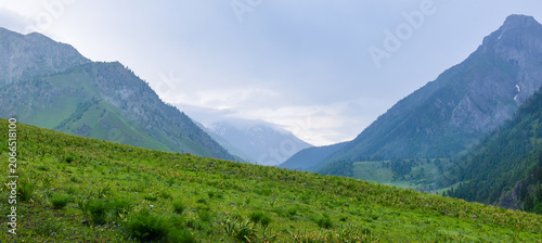 Fotografía Wide cinematic landscape of a vibrant Himalayan valley covered in low hanging cl