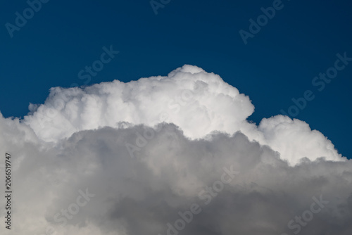 Valokuva High detail cloud texture against deep blue, visible grain, layered shadows, scu