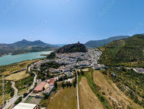 Municipio de Zahara de la Sierra y su hermoso castillo en la cima del cerro, Andalucía	