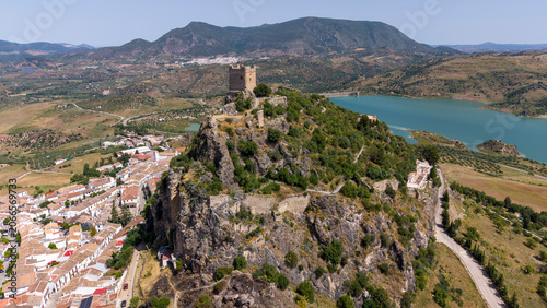 Municipio de Zahara de la Sierra y su hermoso castillo en la cima del cerro, Andalucía	