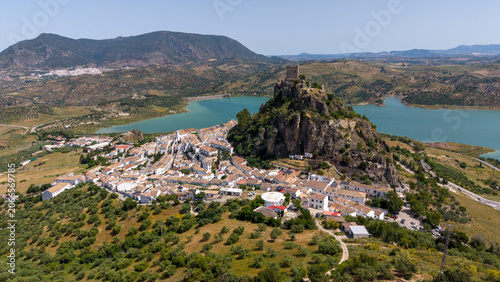 Municipio de Zahara de la Sierra y su hermoso castillo en la cima del cerro, Andalucía	