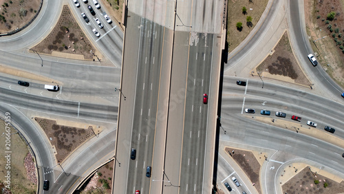 Foto Top down aerial view of highway interchange junction on I-25 in Colorado Springs