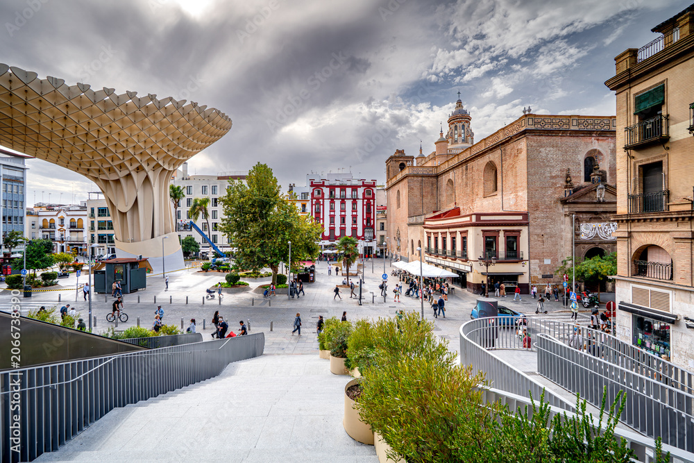 Obraz premium City square full tourists, Plaza de la Encarnación, Setas de Sevilla, life on streets Spain.