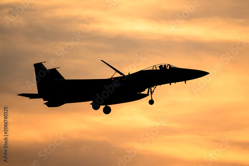 美しい空を背景に飛ぶF-15