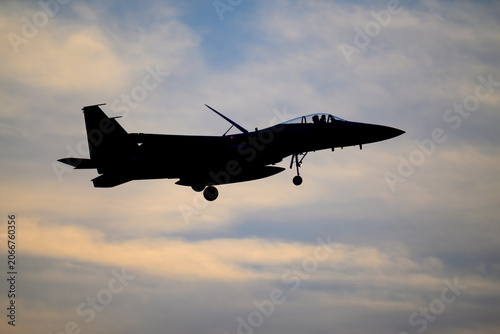 美しい空を背景に飛ぶF-15