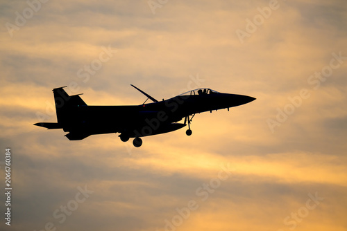 美しい空を背景に飛ぶF-15
