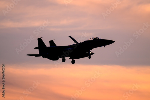 美しい空を背景に飛ぶF-15