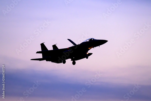 美しい空を背景に飛ぶF-15