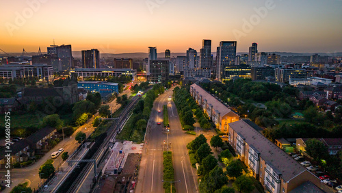 Foto Aerial view of Cardiff city centre skyline at dusk with the Butetown neighbourhood in the foreground